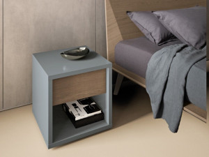 Деревянная прямоугольная тумбочка с ящиками