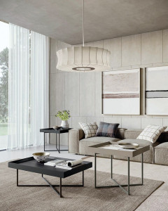 Низкий деревянный журнальный столик