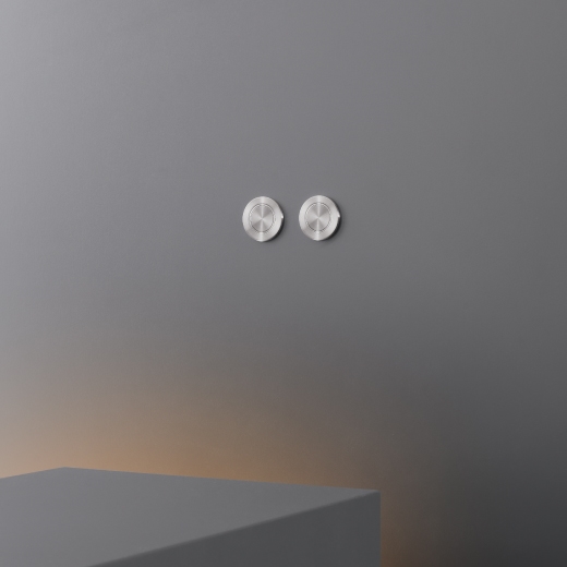 Пара кнопок для двойного смыва Geberit (Omega) цистерны, установленных на панели доступной для контроля  PUL08 CEADESIGN  - Вид №2