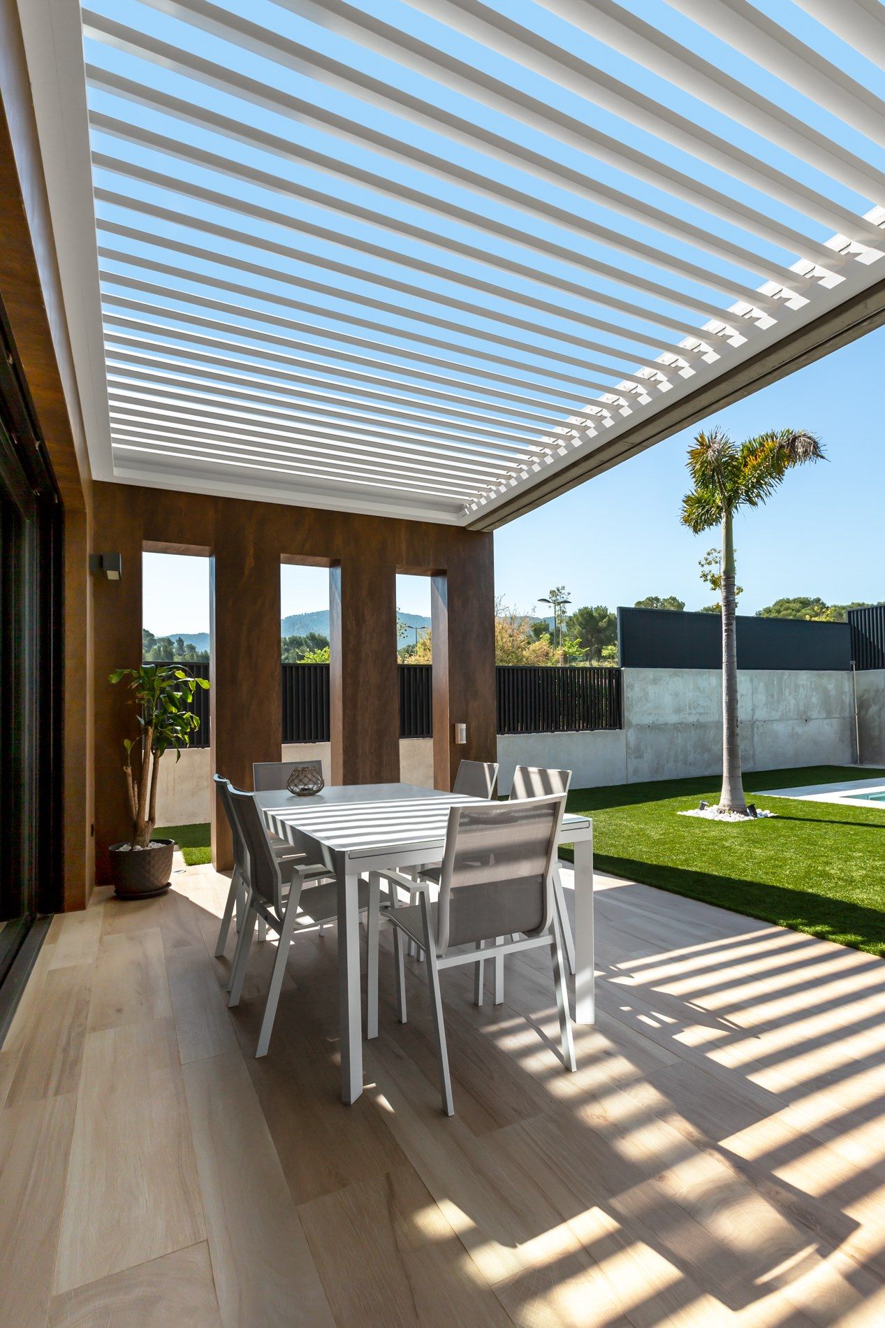 Биоклиматическая пергола из алюминия с регулируемыми ламелями и освещением Saxun P-150 ARCH-00115560 - Вид №1