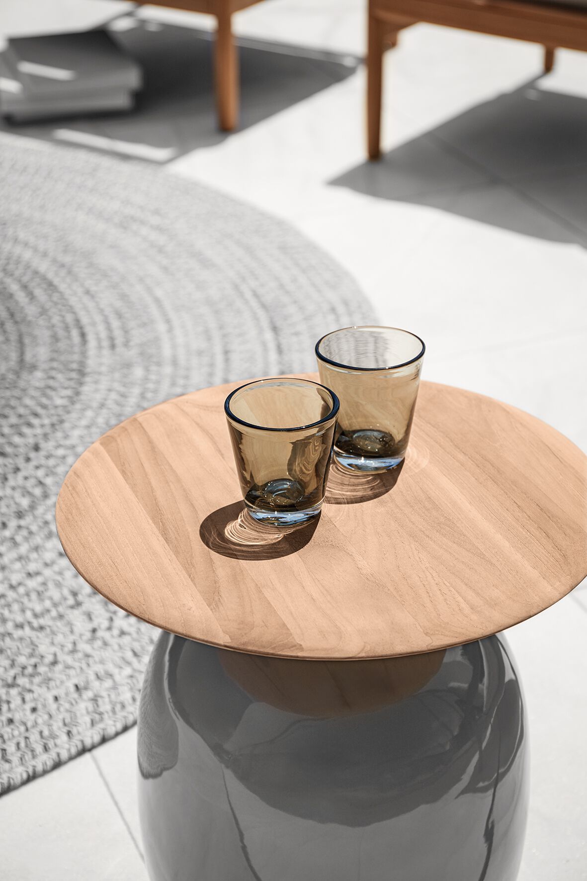 Круглый высокий садовый столик из керамики и тика Gloster ARCH-00062417 - Вид №4