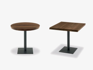 Квадратный стол из массива дерева с железной основой