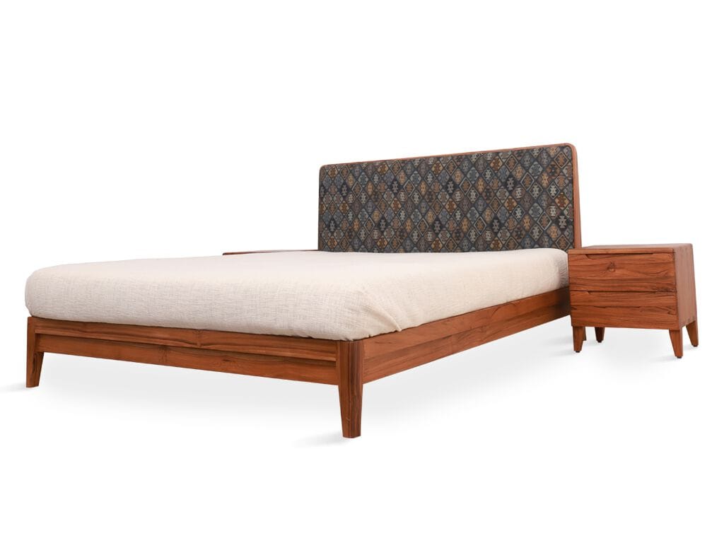 Кровать размера "king-size" из тикового дерева с мягким изголовьем Alankaram XIRA ARCH-00035953 - Вид №1