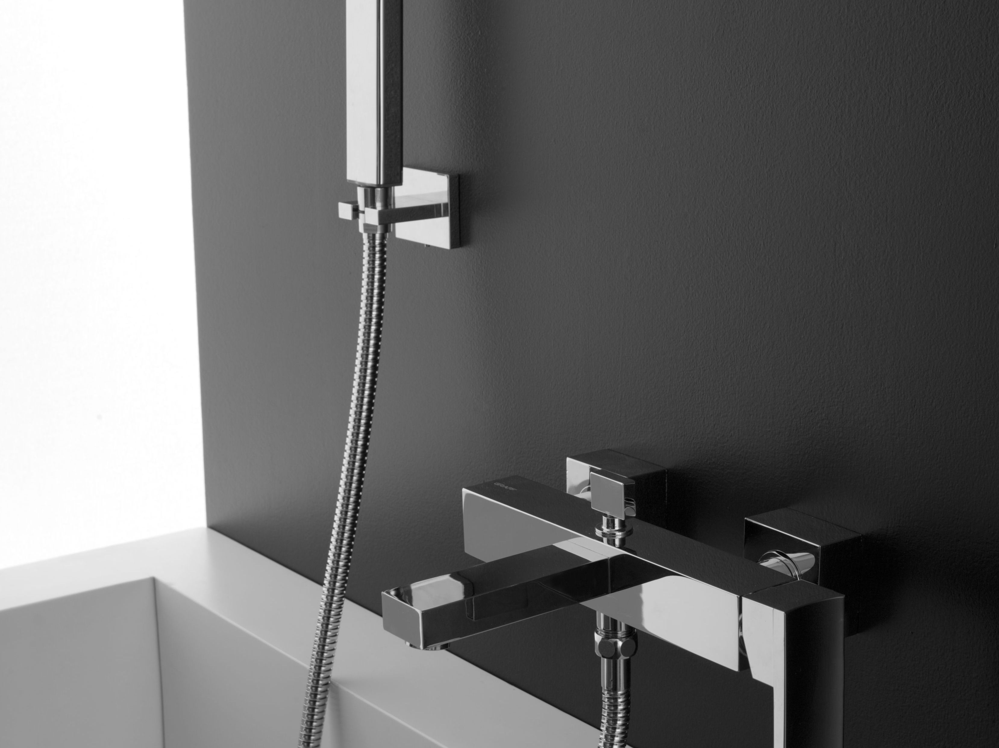 Настенный смеситель для ванны с ручным душем Graff Sade ARCH-00045245