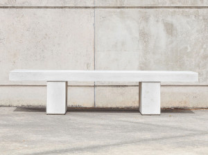 Бетонная скамья без спинки