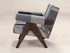 Тканевое кресло с подлокотниками