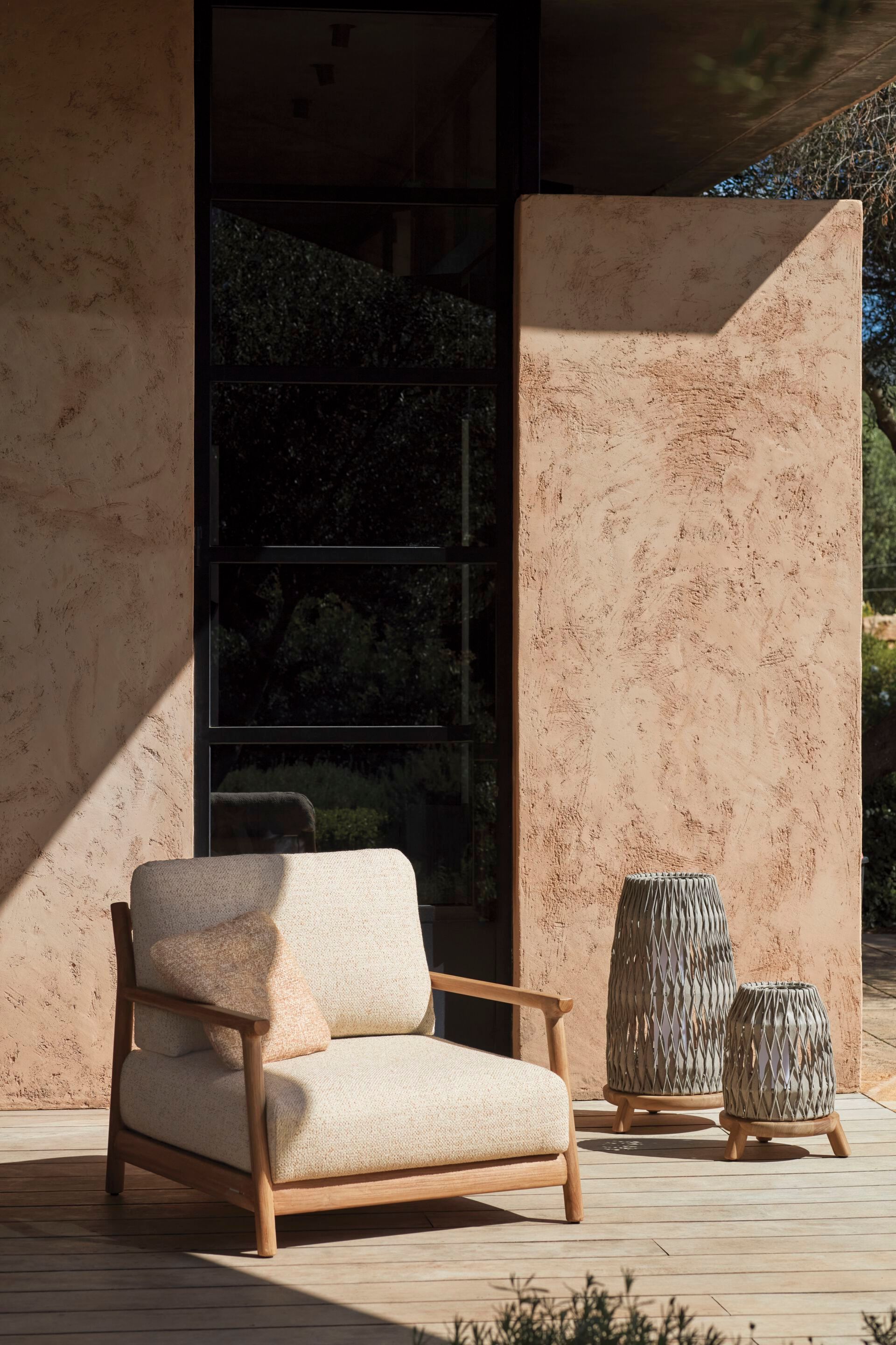 Садовое кресло из тикового дерева с подлокотниками MANUTTI Muyu ARCH-00109949 - Вид №1