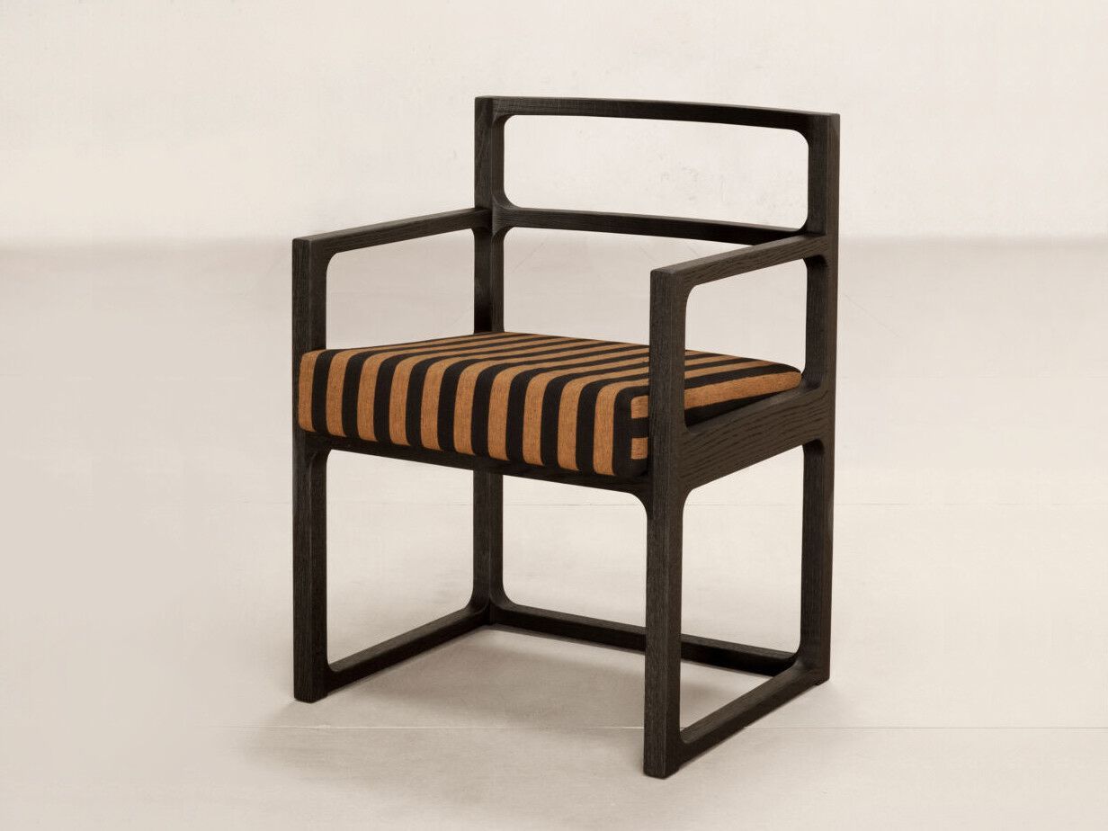 Деревянный стул с мягким сиденьем и подлокотниками Phantom Hands Джеффри Бава ARCH-00119851