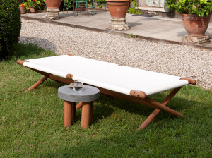 Садовая кровать из красного дерева и ткани