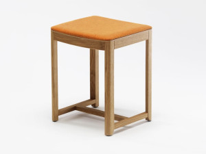 Низкий мягкий стул