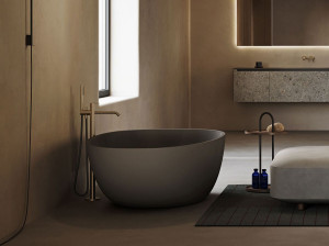 Овальная ванна в центре комнаты