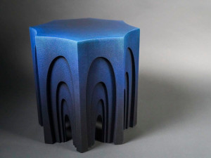 Низкий стул из кварцевого песка и смолы