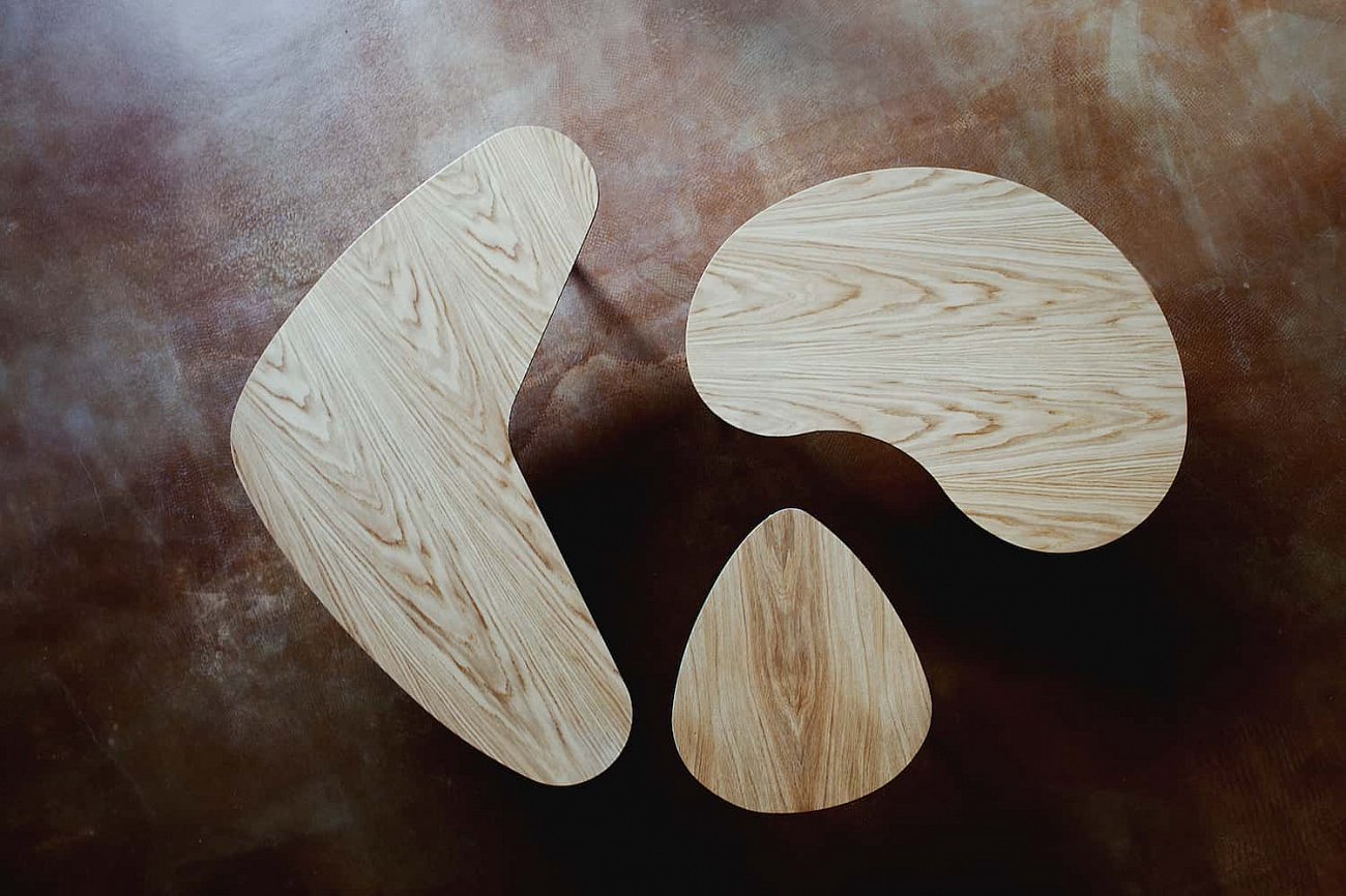 Кофейный столик с деревянными ножками и бордовым кантом "Капля" WOODI  00-3966510 Беленый дуб;бежевый;красный  - Вид №13
