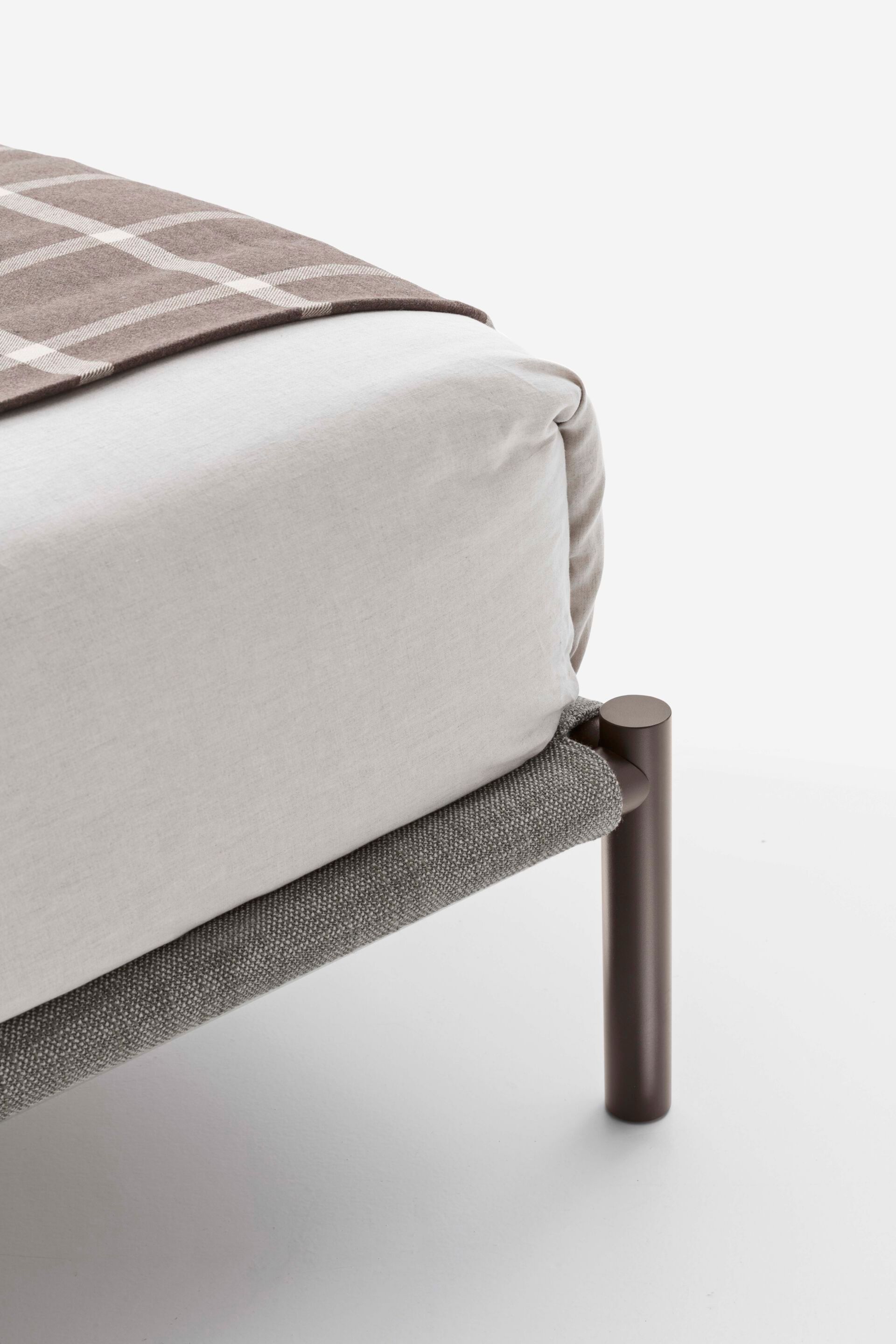 Металлическая двуспальная кровать с мягким изголовьем Alf DaFrè JETTY 2 ARCH-00002816 - Вид №4