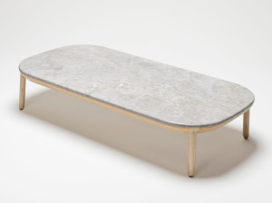 Низкий прямоугольный журнальный столик из ясеня с мраморной столешницей