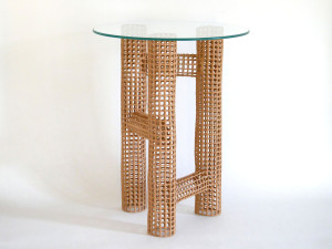 Высокий круглый стол из глины и стекла