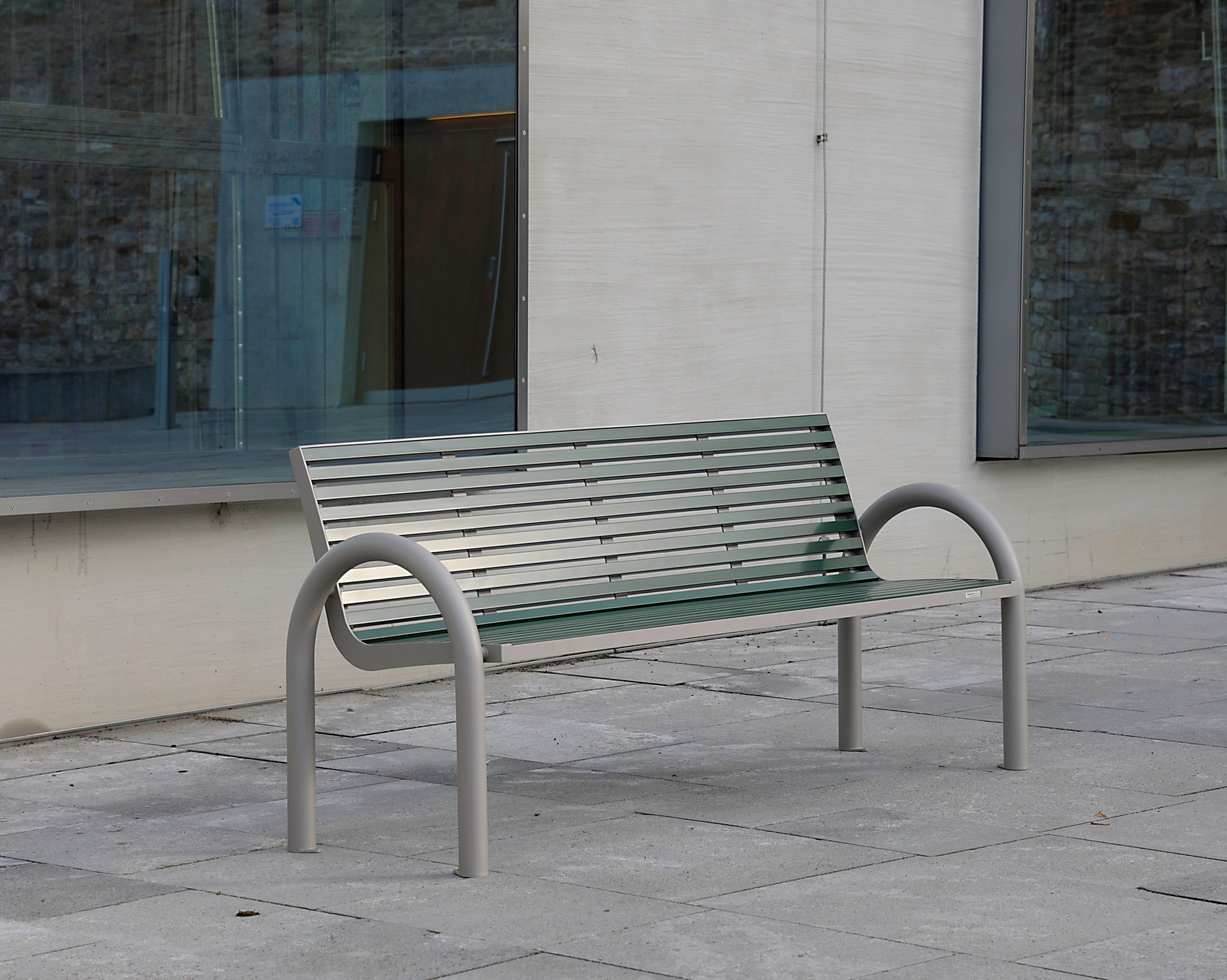 Скамейка из нержавеющей стали и ПЭТ со спинкой с подлокотниками BENKERT BANKE Comfony ARCH-00013896 - Вид №3