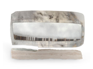 Травертиновое зеркало и настенное стекло со встроенным освещением