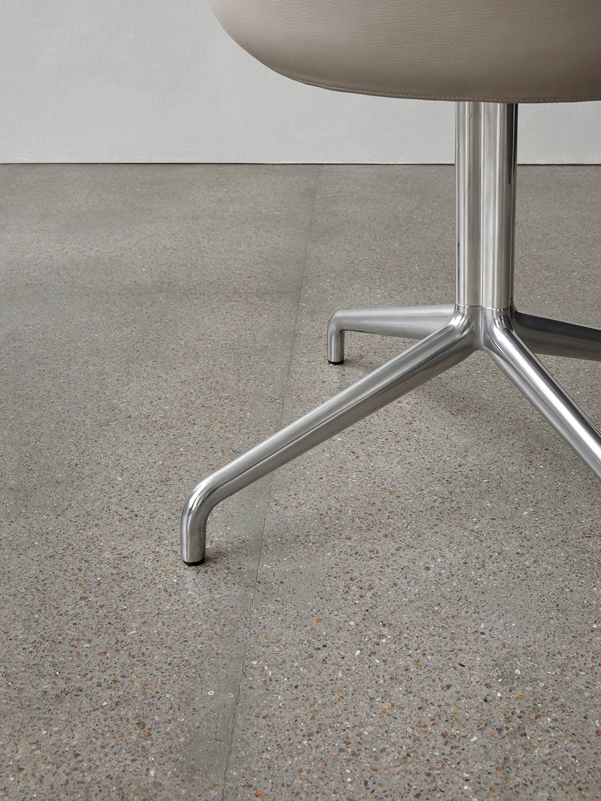 9371004-020301ZZ MENU Обеденный стул Harbour, хромированная основа со звездой, обитый Полированная алюминиевая звездочка с шарнирным соединением  - Вид №4