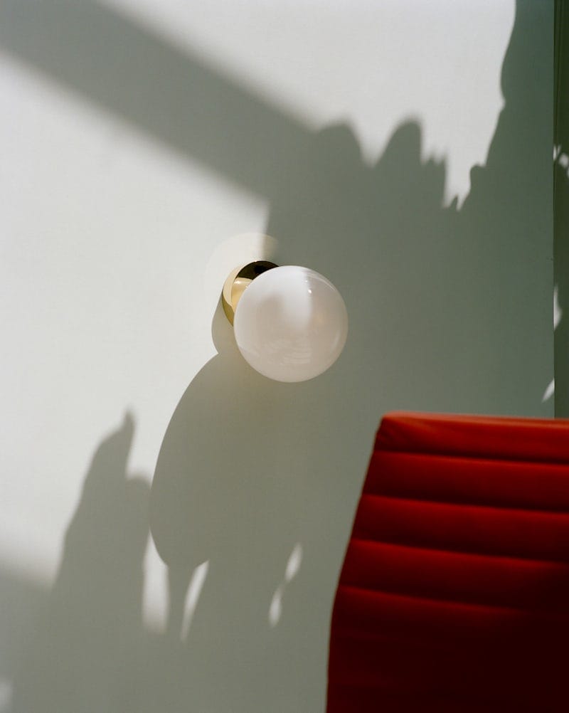 Светодиодный настенный светильник из опалового стекла Michael Anastassiades На кончике языка ARCH-00071566