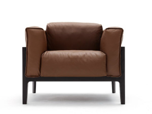 Кожаное кресло с подлокотниками