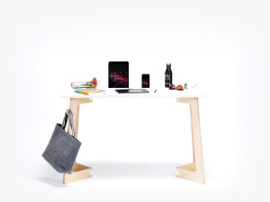 Рабочий прямоугольный стол с системой кабельных втулок