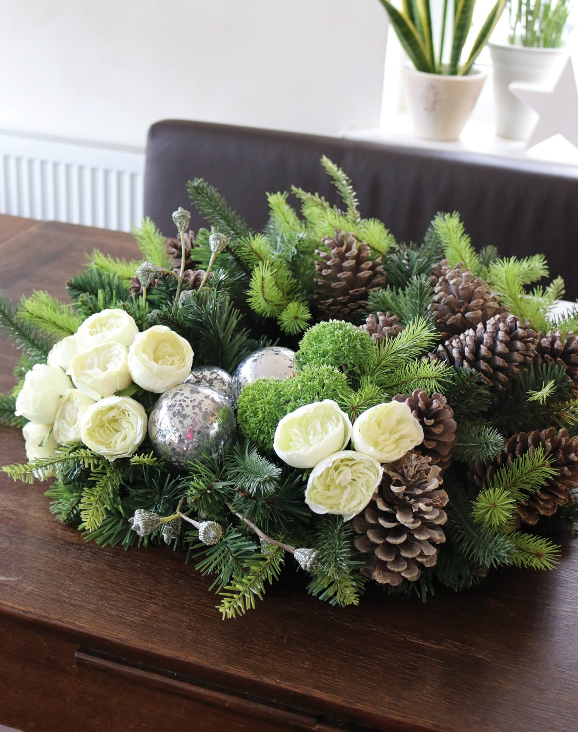 2022 807 a3 Искусственный венок 'смешанная зелень / розы / шары / шишки', Ø 68 см, зелено-белый H-andreas  - Вид №4