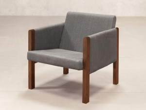 Тканевое кресло с подлокотниками