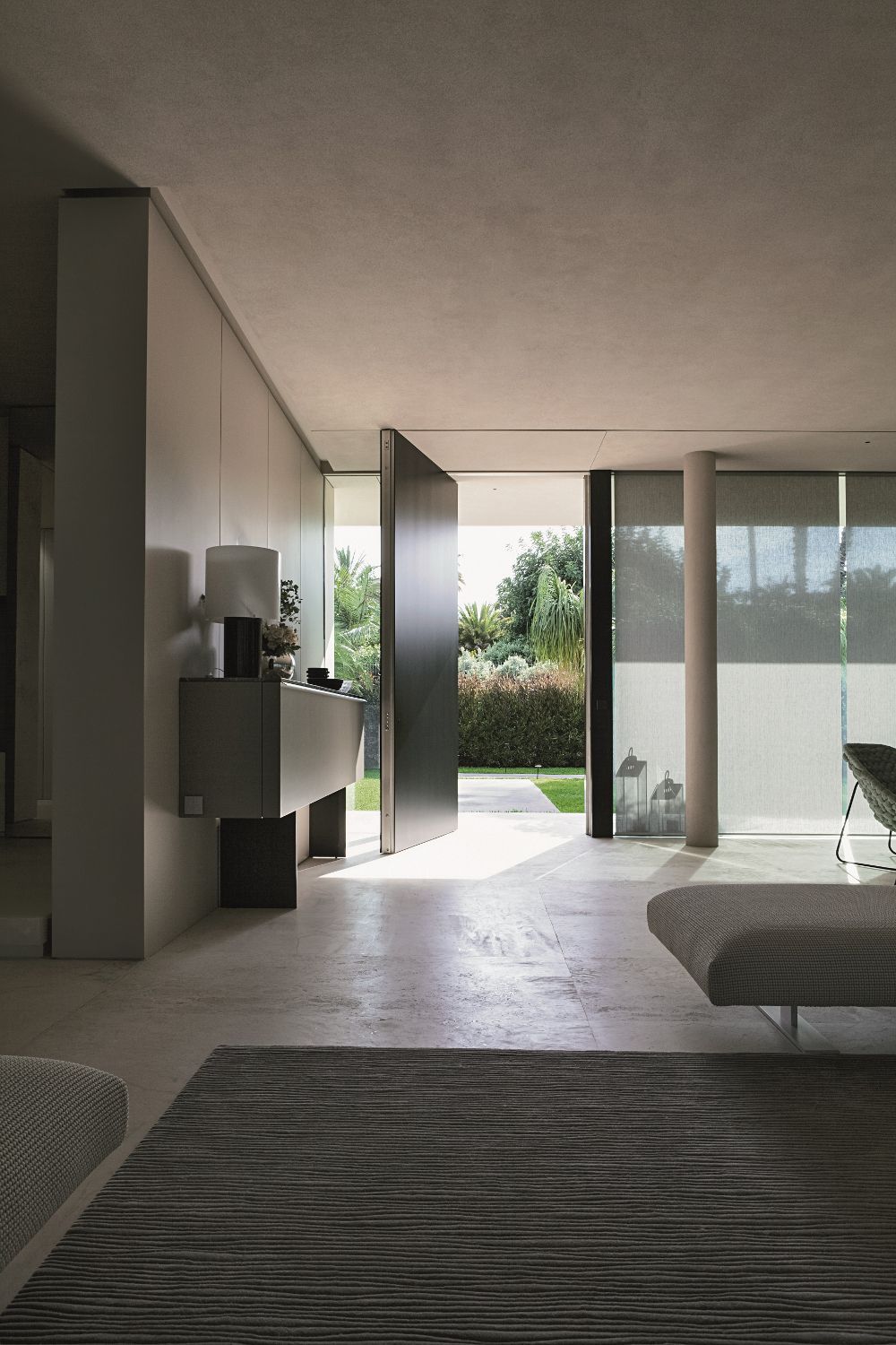 Двустворчатая бронированная дверь с покрытием Corian® Oikos Synua ARCH-00053129 - Вид №1