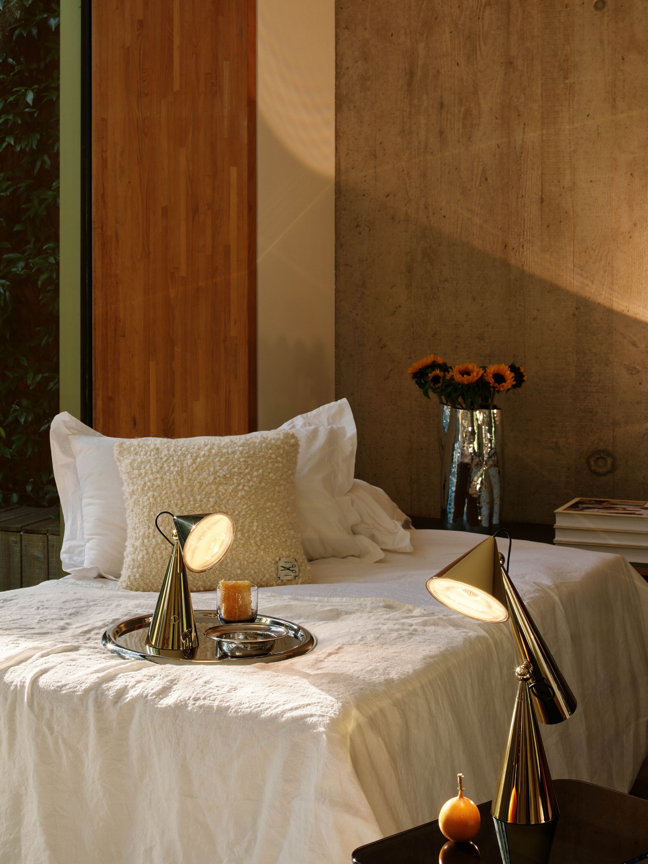 Светодиодная настольная лампа с батарейным питанием Tom Dixon поза ARCH-00060610 - Вид №13