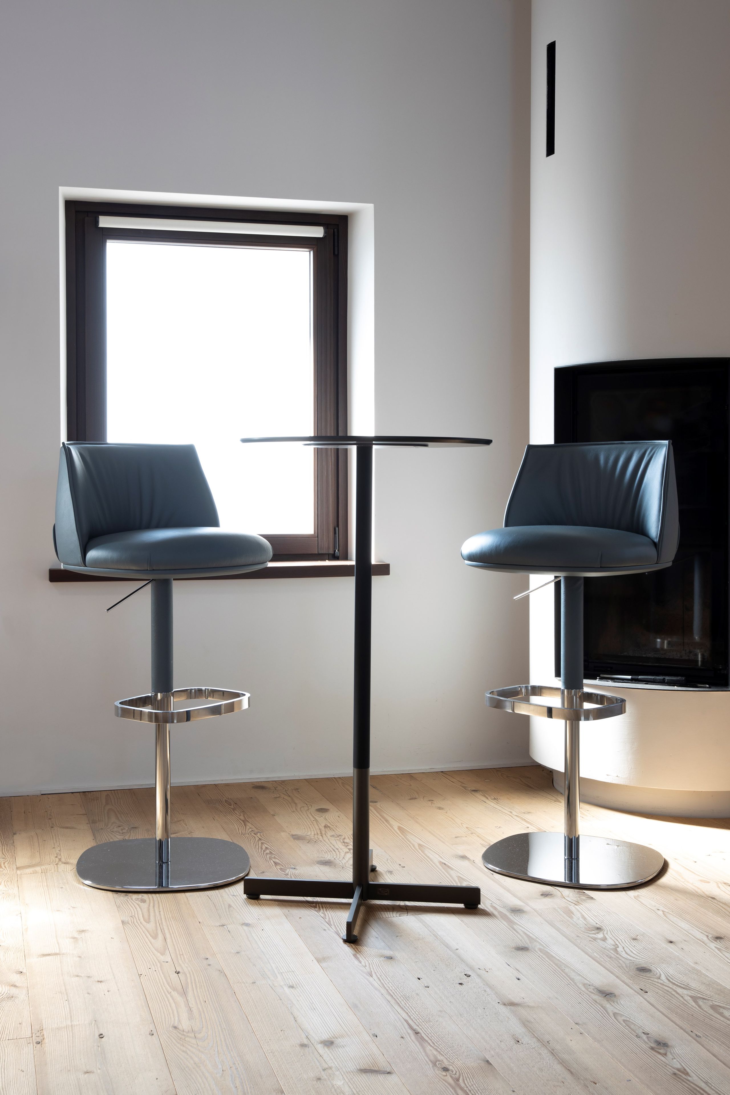 Высокий круглый стол из грецкого ореха со спицами Poltrona Frau ARCH-00151728 - Вид №3