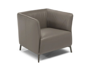 Кожаное кресло с подлокотниками