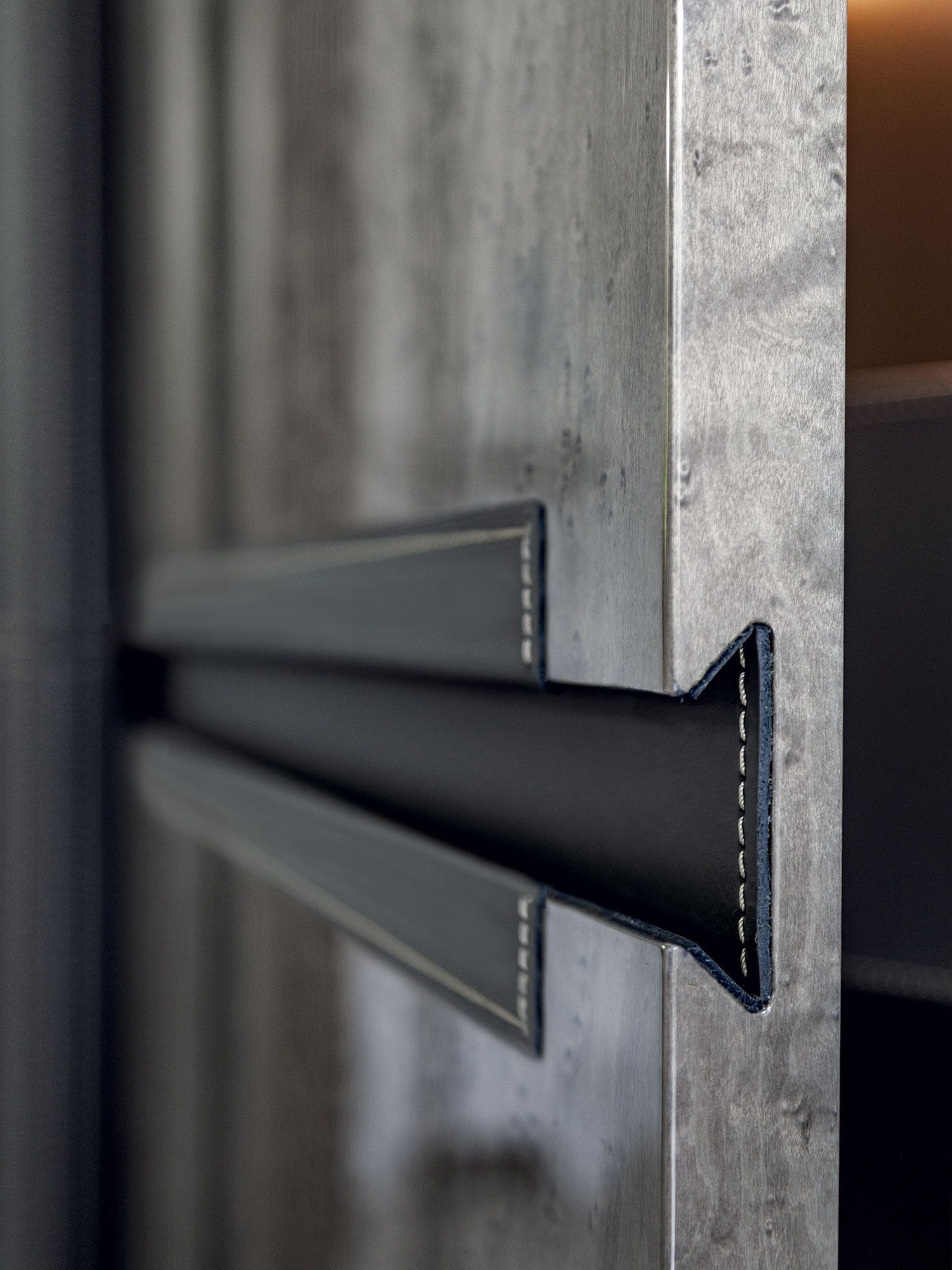 Деревянный сервант с кожаной обивкой Vittoria Frigerio Lanza ARCH-00105116 - Вид №4