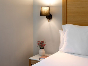 Поворотный настенный светильник