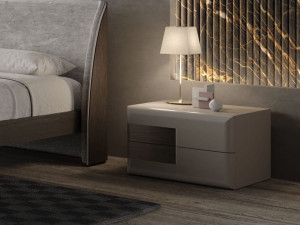 Деревянная тумбочка