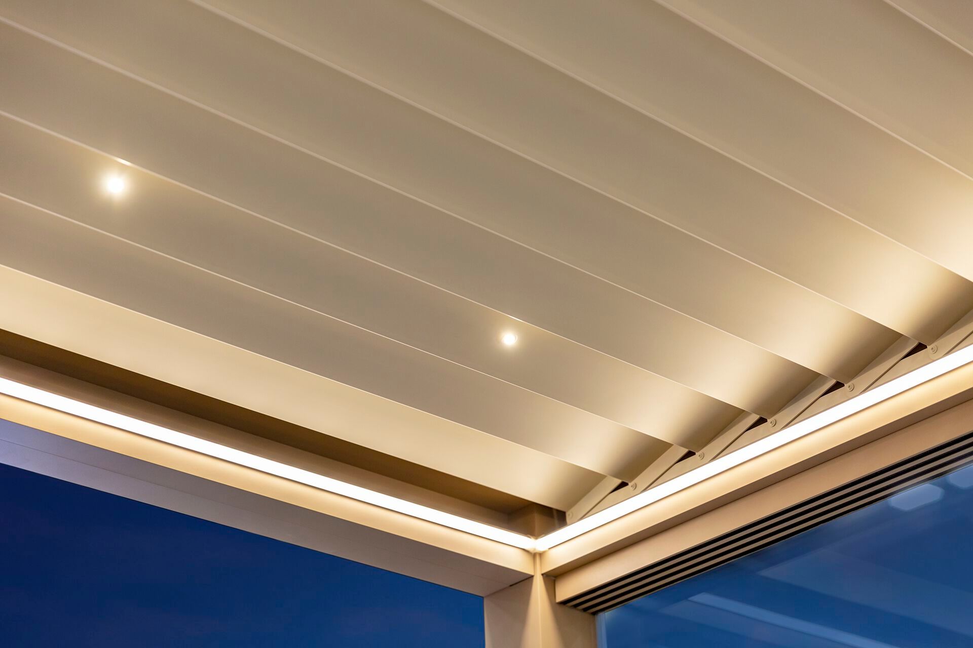 Биоклиматическая пергола из алюминия с регулируемыми ламелями и освещением Saxun P-150 ARCH-00115560 - Вид №4