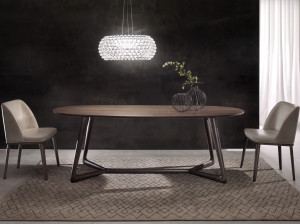 Овальный обеденный стол из массива дерева