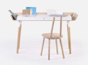 Деревянный стол с ящиками