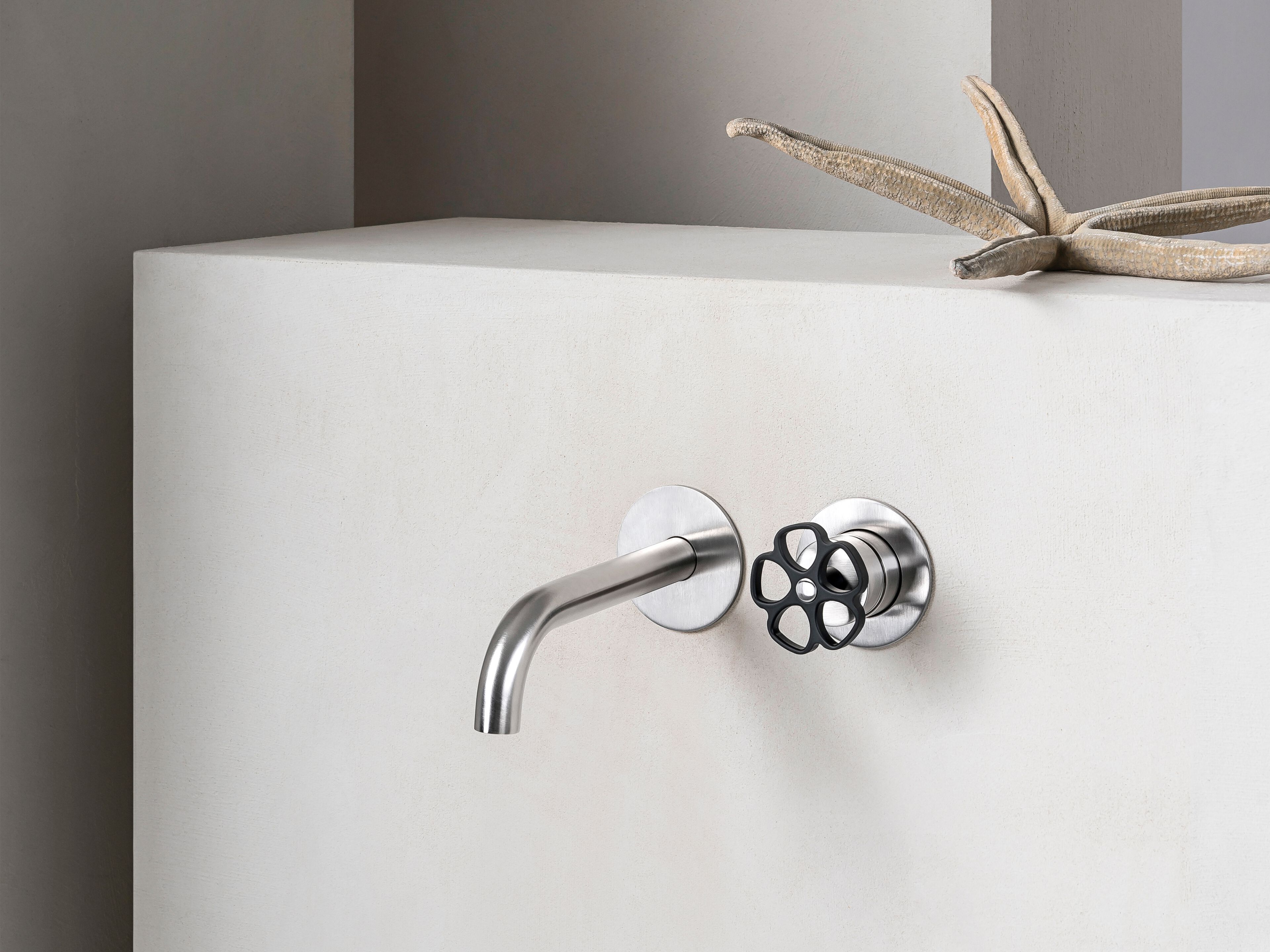 Настенный однорычажный смеситель для раковины с 2 отверстиями QD Magistro Lab Flora ARCH-00023414