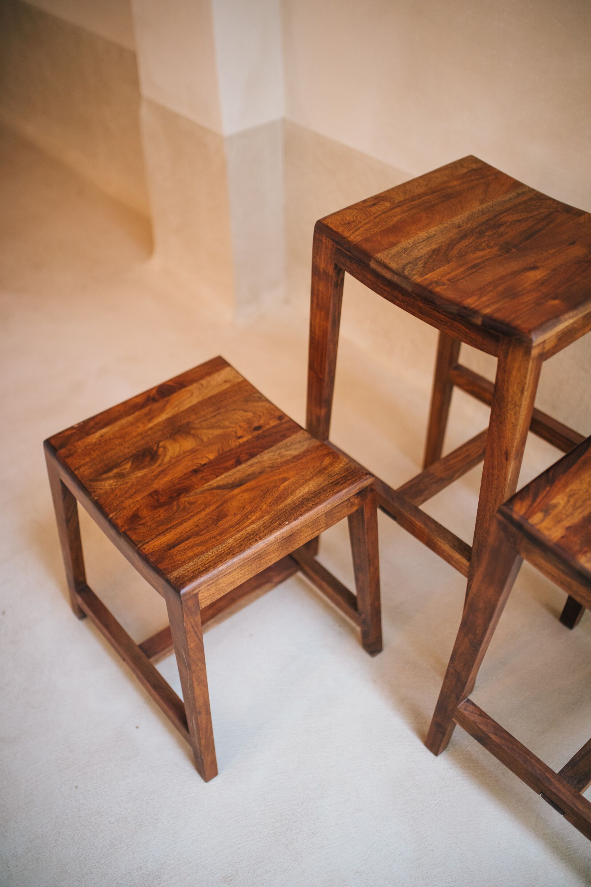 Низкий табурет из манго с подставкой для ног POMAX KENT ARCH-00117476 - Вид №7