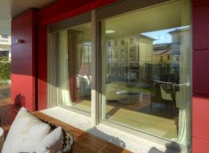 CARMINATI SERRAMENTI Копланарное французское окно из алюминия и дерева Alu 90