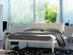 Casamania & Horm Двуспальная кровать из дерева дуба с мягким изголовьем Moheli