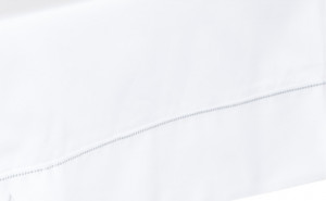 10643552 Weissfee Скатерть Weissfee "Жемчужина" 460x190см (белая, серебрист.вышив.) Хлопок