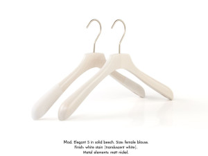 Деревянная вешалка