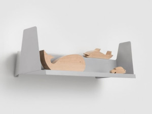 Окрашенная металлическая полка