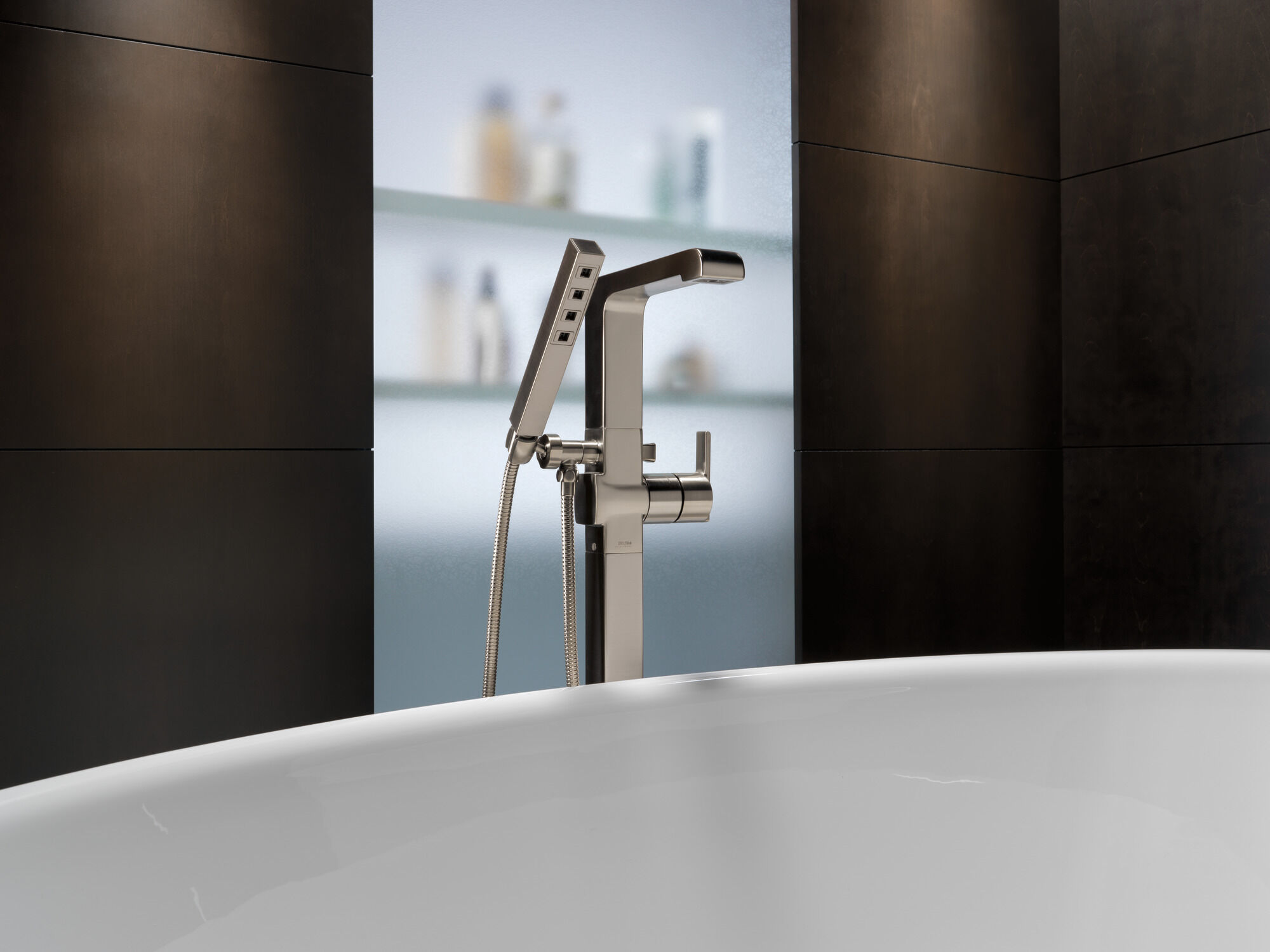 T4767-SSFL Напольная накладка для ванны с одной ручкой и ручным душем Delta Faucet Ara Нержавеющая сталь - Вид №2