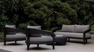 Круглый садовый столик из песчаника