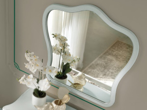 Настенное зеркало в рамке