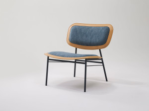 Тканевое кресло с кожаными деталями