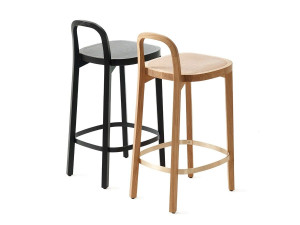 Деревянный барный стул с подставкой для ног